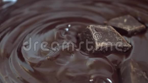巧克力块掉进融化的巧克力酱视频的预览图