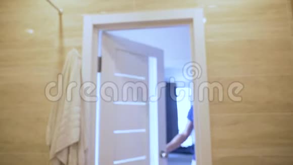 胡子男走进浴室看着镜子里的脸微笑着评估他的二头肌上午常规和视频的预览图