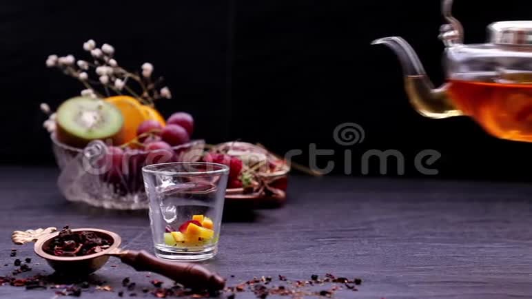 果茶的美妙瞬间涌入一杯水果视频的预览图