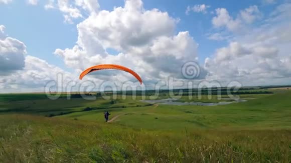 空中滑翔伞活动自然景观与人飞翔的轨道视频的预览图