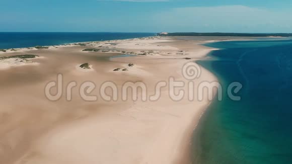 生动的沙质地峡和蓝色的海洋视频的预览图