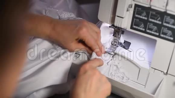 专注于背光缝纫机上的缝纫弯手做接缝最后切断白色线POV视频的预览图