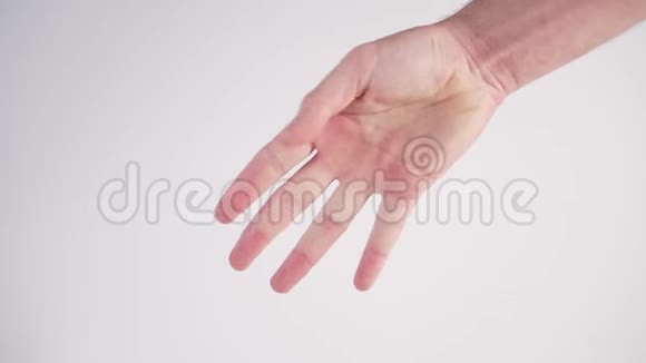 一个年轻人用手指在白色背景上显示从5到0的倒数视频的预览图