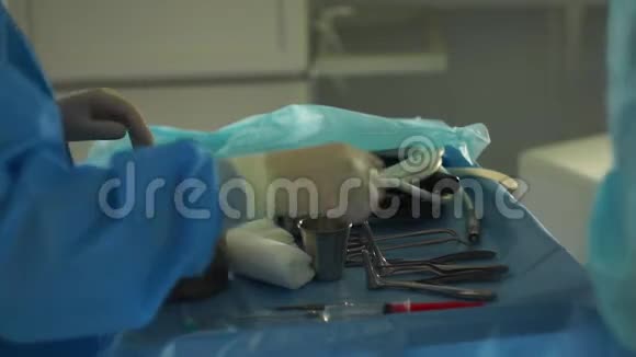 一个人的手术是由一位经验丰富的外科医生进行的视频的预览图