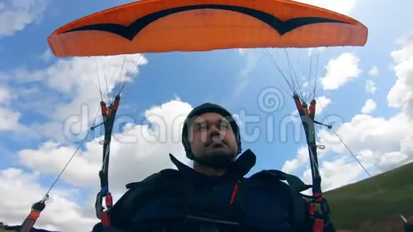 男性滑翔伞驾驶他的车视频的预览图