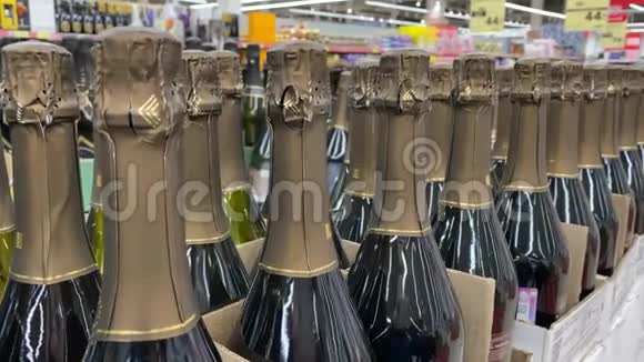 超市里有瓶新年香槟视频的预览图