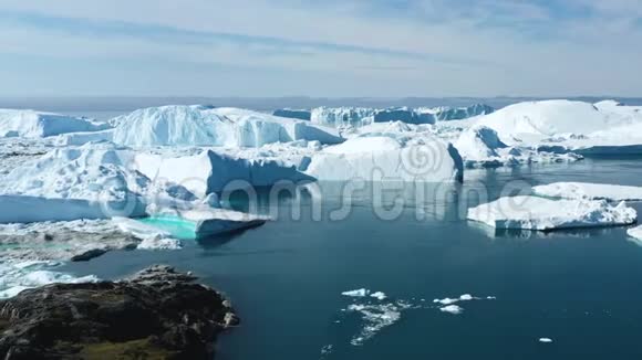 全球变暖和气候变化格陵兰岛Ilulissat冰川融化的巨大冰山北极空中无人机视频的预览图