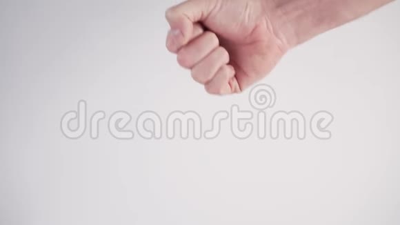 一个年轻人用手指在白色背景上显示1到5的数字视频的预览图