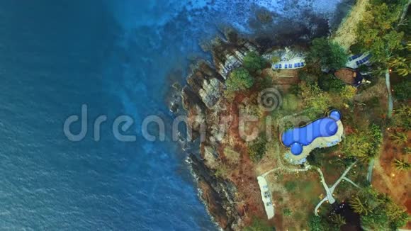 泰国南部拉查岛和曼海普吉岛的鸟瞰图视频的预览图