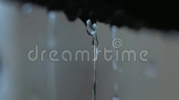 雨水从屋顶滴下来视频的预览图