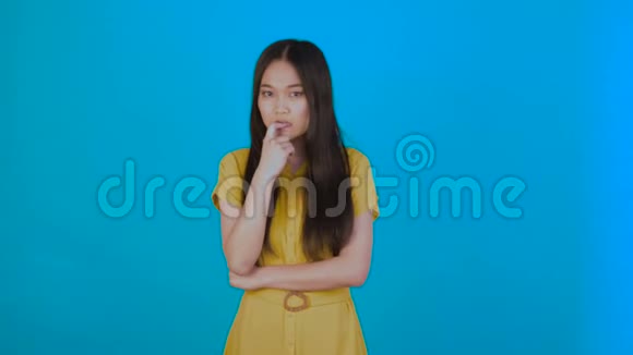 我有个主意亚洲女孩想出了一个好主意很高兴跳舞孤立在蓝色背景上4K视频的预览图