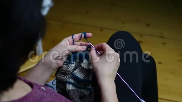 老年妇女近距离双手编织老年妇女针织物视频的预览图