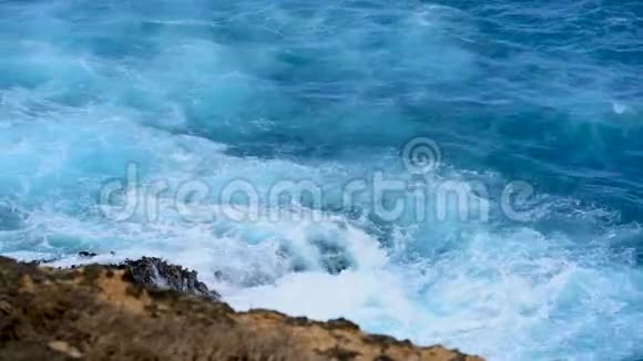 夏季热带海滩蓝色海洋自然景观与白色波浪在热带夏季岛视频的预览图