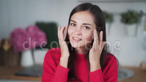年轻女性涂奶油做面部按摩的肖像自然美景视频的预览图