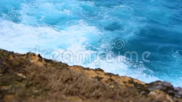 夏季热带海滩蓝色海洋自然景观与白色波浪在热带夏季岛视频的预览图