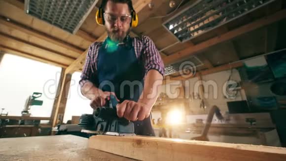 工匠对木材进行锯削加工视频的预览图