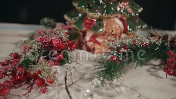 特写传统新年的装饰品冬青树枝雪视频的预览图