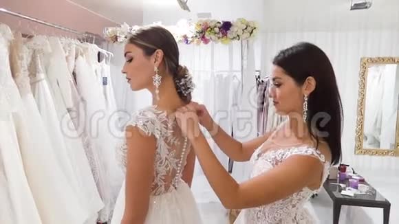 两个穿婚纱的年轻女人视频的预览图