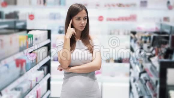 化妆品店里的女人想买哪种产品慢动作搞笑视频视频的预览图
