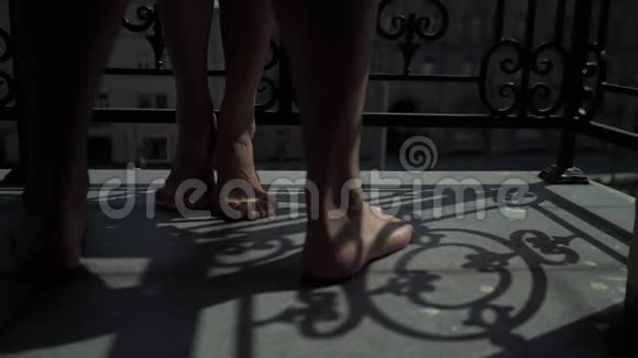 光着脚的一男一女站在阳台上浪漫与爱情视频的预览图