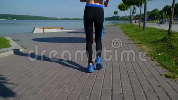 女人在公园里慢跑小女孩在湖边跑来跑去当代妇女的健康生活方式减肥和视频的预览图