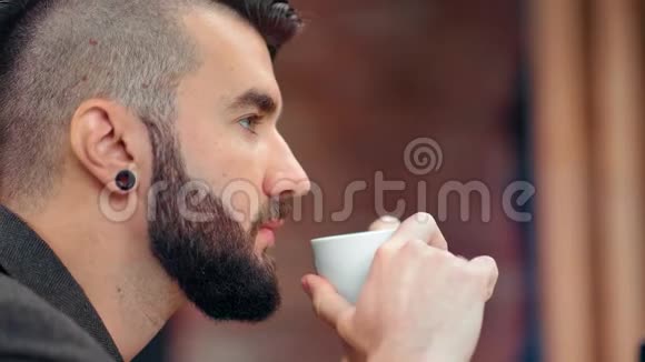 时尚性感的性感时髦男士留着胡子想喝香咖啡拿着杯子视频的预览图