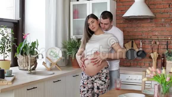 孕妇和丈夫在家厨房视频的预览图