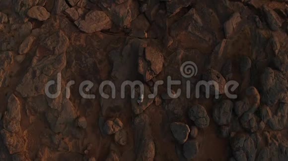 火星上一位孤独宇航员的俯视图宇航员躺在火星表面红色星球上的宇航员视频的预览图