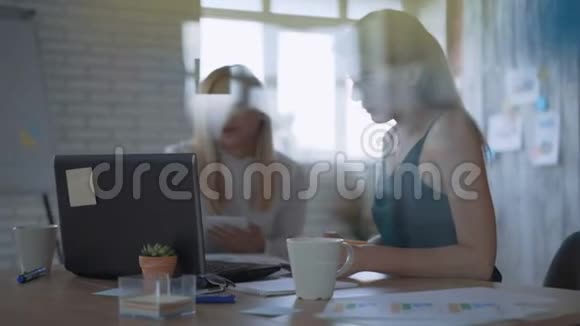 两个严肃的商业女性在办公室争吵在现代化办公室讨论一个严肃的项目视频的预览图