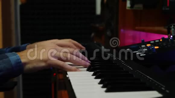手指在录音室弹钢琴MIDI键盘双手弹钢琴在数字音频工作站创作歌曲音乐c视频的预览图
