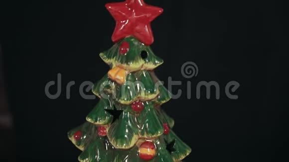 瓷质圣诞树有彩绘的传统除夕装饰视频的预览图