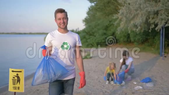 生态环境背景上带垃圾袋的橡胶手套青年志愿者画像视频的预览图