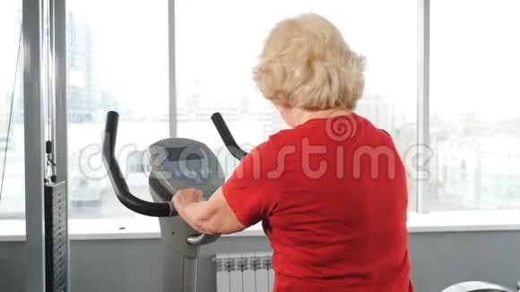 在健身房做有氧运动的退休妇女的背景健康活跃的老妇人活跃的老年人老太太进来了视频的预览图