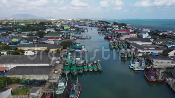 泰国东部雷贡河码头浮渔船鸟瞰图视频的预览图