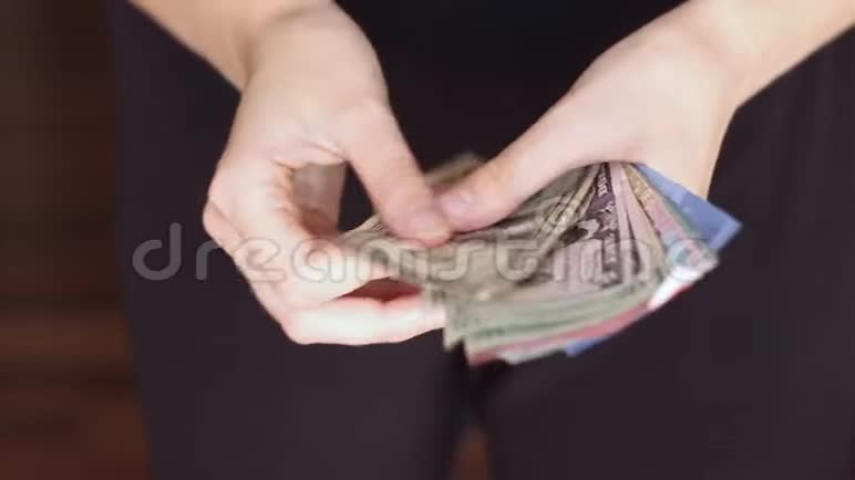 女子旅行手用不同货币兑换现金视频的预览图