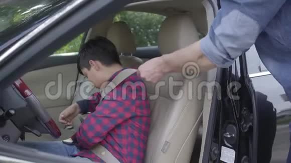面目全非的父亲教儿子开车这个男孩把安全带系在爸爸控制下孩子和视频的预览图