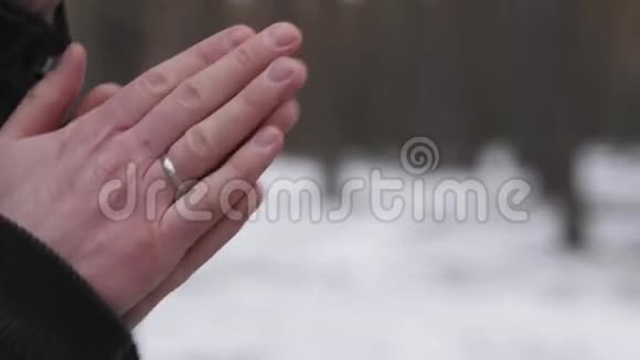 人在冬天冻在树林里概念寒冷孤独视频的预览图