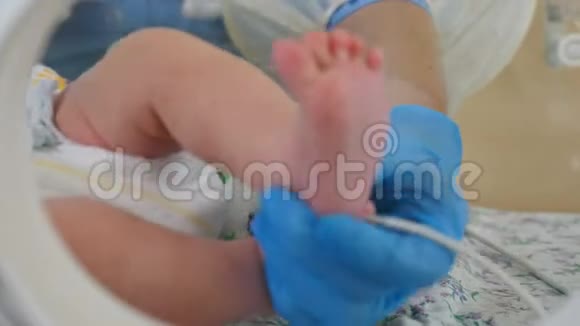 儿科医生正在移动新生婴儿的小脚家和孩子健康的概念婴儿培养箱里的婴儿视频的预览图