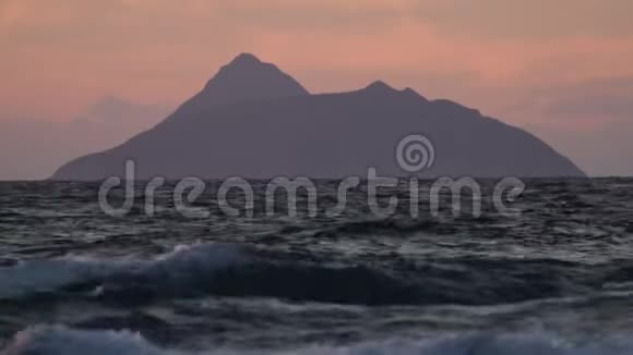 黎明时黑暗的岛屿和波浪视频的预览图