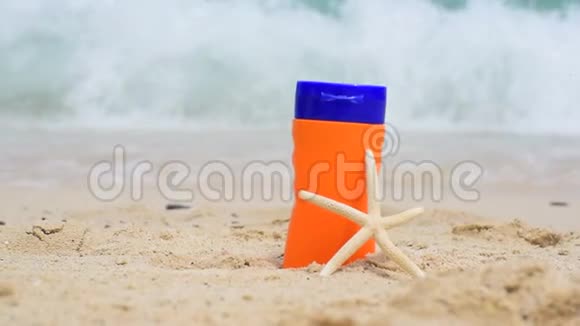 防晒乳液保护女性皮肤在阳光下燃烧与紫外线spf保湿在热带夏季户外海滩化妆品太阳布视频的预览图