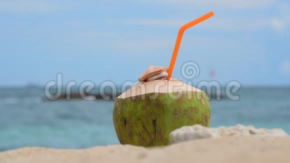 热带夏季海滩上的有机椰子视频的预览图