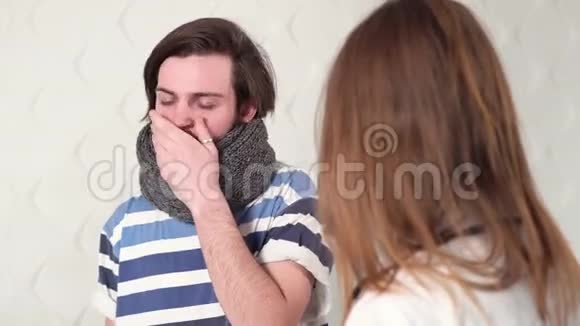 男人咳嗽在医生视频的预览图