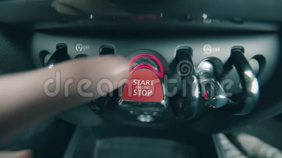 启动停止开关被压在车辆仪表盘上视频的预览图