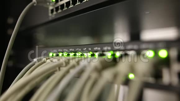 具有服务器高性能计算机运行流程IT概念的网络服务器机房视频的预览图