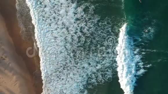 海水和冲浪者空中视野视频的预览图