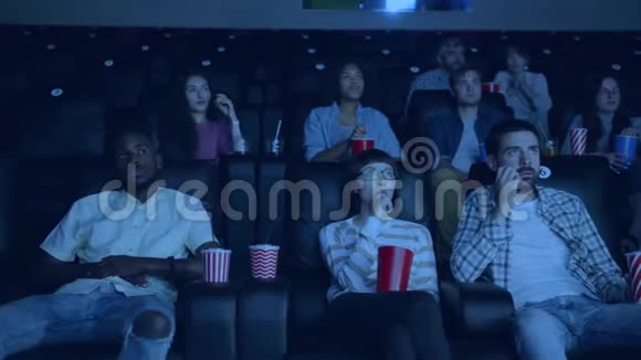 女生和男生在电影院看电影时注意看屏幕视频的预览图