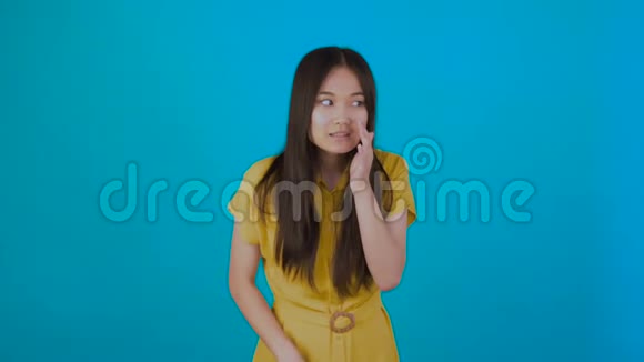 亚洲女性推荐好产品长袖t恤蓝色背景4K视频的预览图