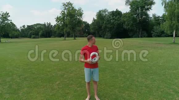 一个男人头上戴着一个虚拟现实耳机在公园里俯视着视频的预览图