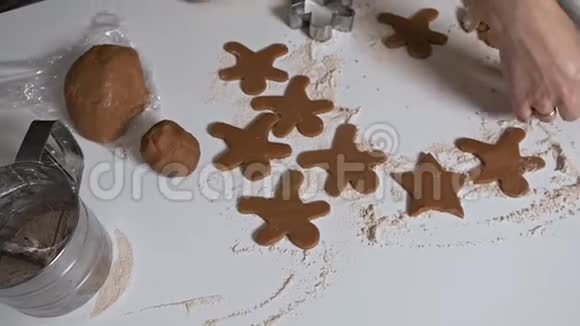 用圣诞树星星人生面团制作姜饼饼干的过程视频的预览图