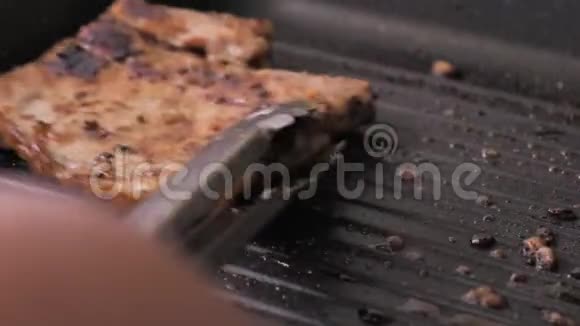 近景炒菜和烤猪肉牛排在热锅选择焦点浅田深视频的预览图